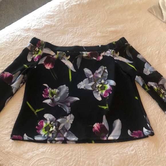 Cute top with bell sleeve, off the shoulder - Picture 1 of 3